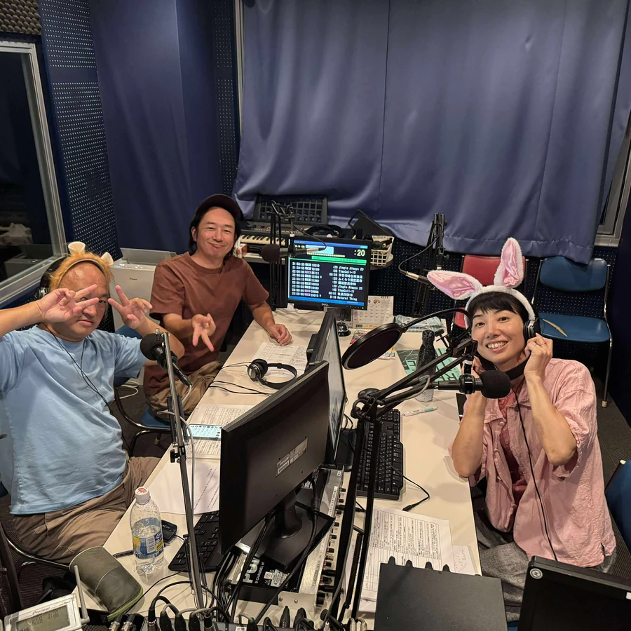 スタジオでオンエア中のピョンヒー・ヒーちゃん・根岸さん