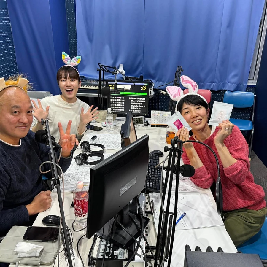 放送終了後のブースで手を振るピョンヒー・ヒーちゃん・千夏ちゃん