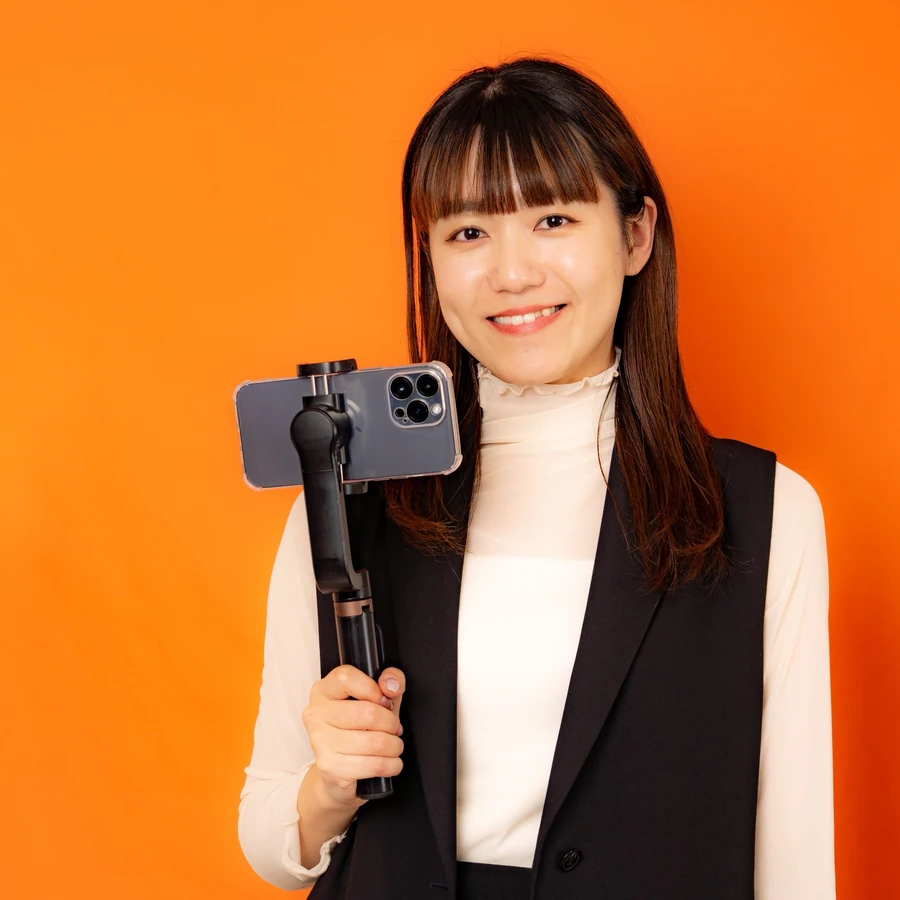 スマホ用ジンバルを手にする長岡千夏さん
