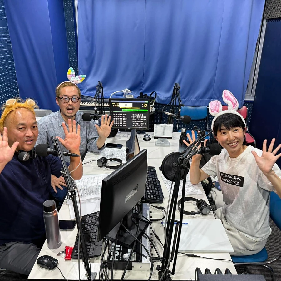 放送終了後のブースで手を振るピョンヒー・ヒーちゃん・松平さん