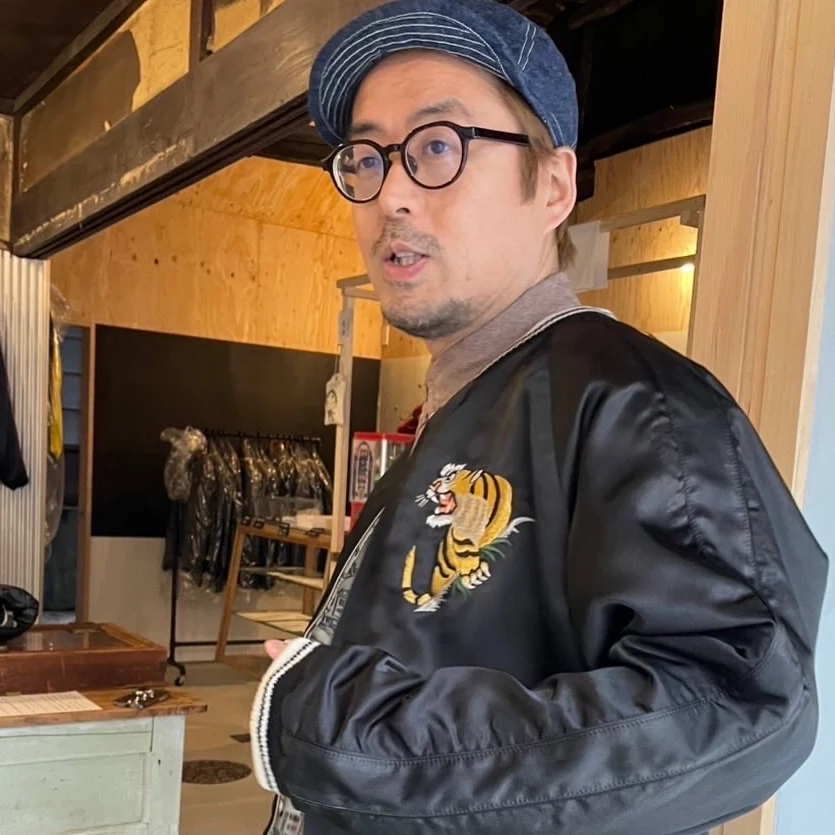 スカジャンを手にする「スーベニヤ・フロム・キリュウ」の松平さん