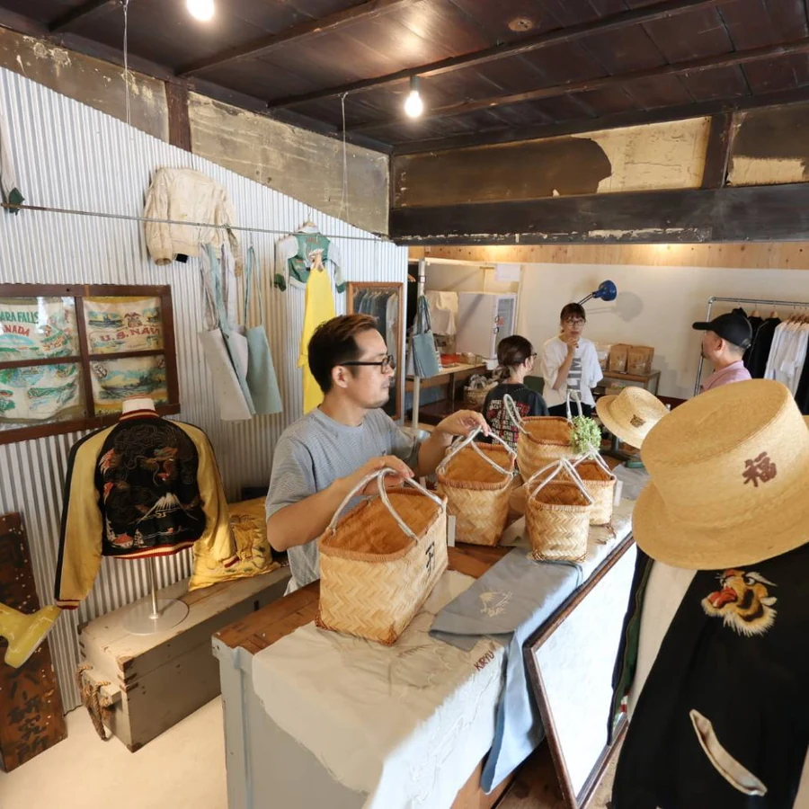 スカジャンや桐生の品が並ぶ「スーベニヤ・フロム・キリュウ」の店内