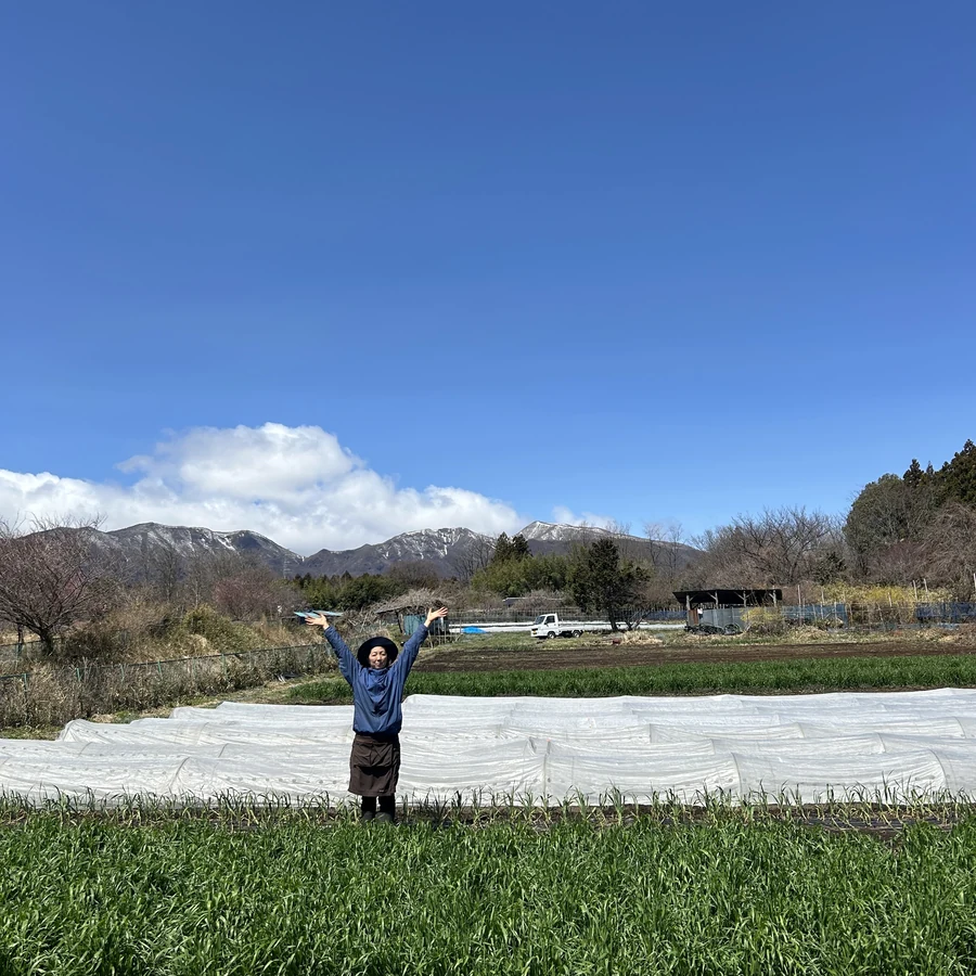 赤城山を望む黒保根の畑に立つ桜井さん