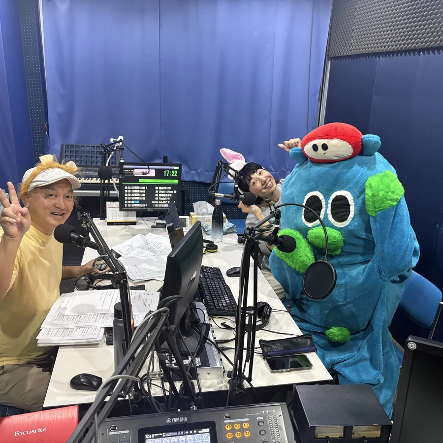 放送終了後のブースでピースするピョンヒー・ヒーちゃんと非公認ちゃん