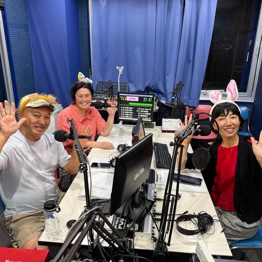 放送終了後のブースで手を振るピョンヒー・ヒーちゃん・あんどうさん