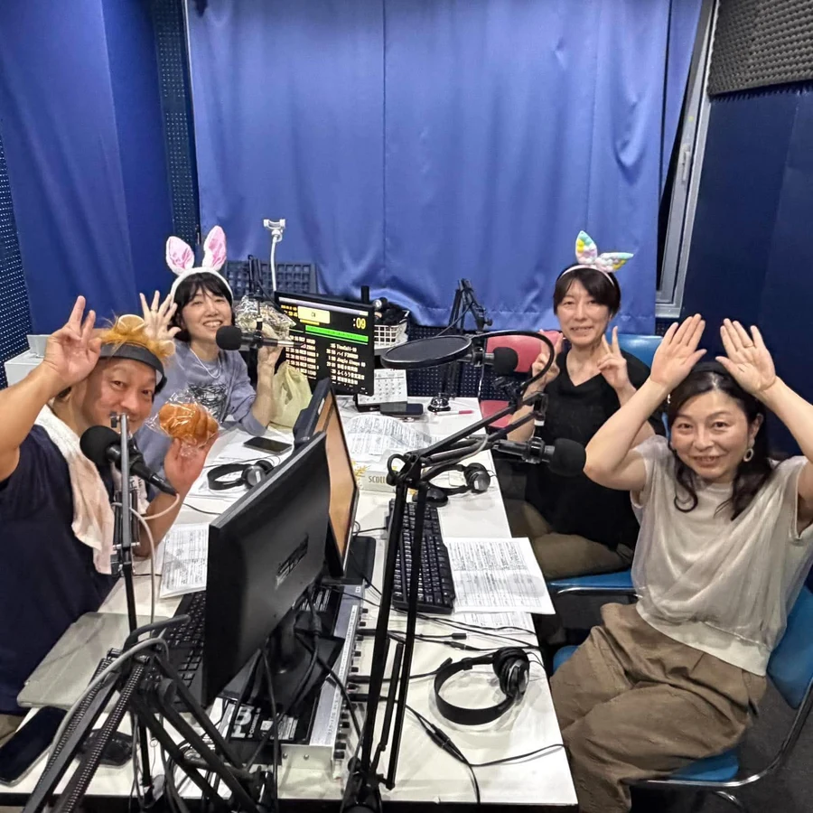 放送終了後のブースで記念撮影するピョンヒー・ヒーちゃん・しょったん・かなちゃん